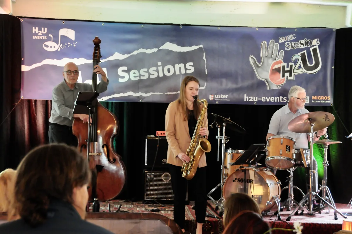 Man sieht Jazzmusiker an einem Konzert.